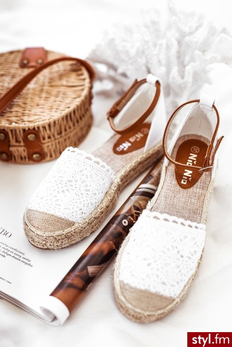 Piękne buty na wyższej podeszwie. Zakryta pięta. Buty zapinane na pasek. Przy palcach wykończenie szydełkowe. Standardowa rozmiarówka - należy kierować się własnym rozmiarem. https://roseboutique.pl/ - Pozostałe Buty Moda