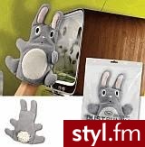Nie dziw się, że ten króliczek ma taką zdziwioną i może nieco przerażoną minkę… w końcu czyścisz nim kurze. Zakładasz go na rękę i wycierasz nim brudne telewizory czy też inne sprzęty RTV. Nikt nie byłby zadowolony z tego rodzaju pracy. Króliczek wykonany - Misz-masz