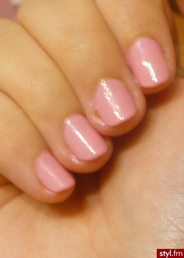 Lakier firmy Eveline cosmetics - Witaminowy French Manicure. Nazwa tego koloru to Rose ;) Cena około 10 zł ^.^ Na żywo kolor jest bardziej różowy...i aby uzyskac taki efekt musiałam 3 warstwy nałożyc ;p - Paznokcie