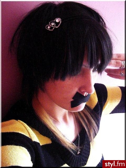 Praktycznie na chłopaka, z długą grzywką mocno wycieniowaną i poszarpaną, a z tyłu głowy długie pofarbowane na Blond dwa pasma od u nasady. ;) - EMO Alternatywne Średnie Fryzury