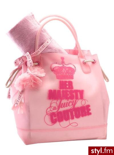 Zestaw dla plażowiczki oferuje Juicy Couture zaopatrując tę śliczną torbę w mięciutki ręcznik dodatkową zdobiąc ją kwiatkami. Cena: 175$ - Gadżety Inne Moda