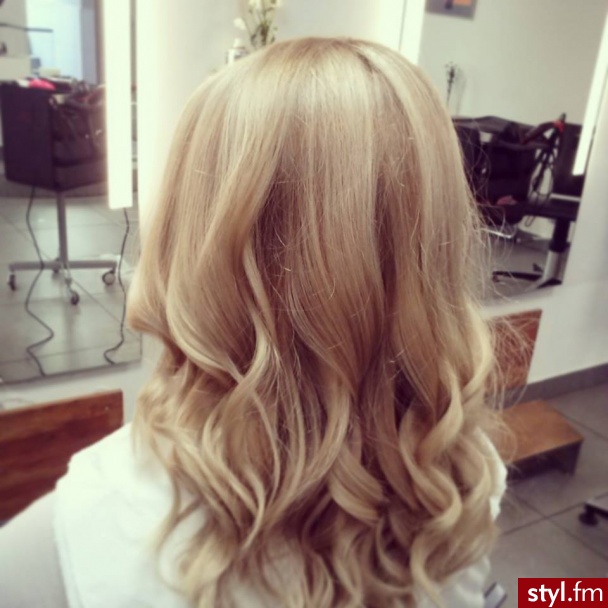 Blond koloryzacja plus stylizacja włosów za pomocą wykonania loków podkreślających cieniowanie. Autor: Szymon Kaczmarzyk salon fryzjerski Hairstylist.  - Blond Rozpuszczone Kręcone Na co dzień Długie Fryzury