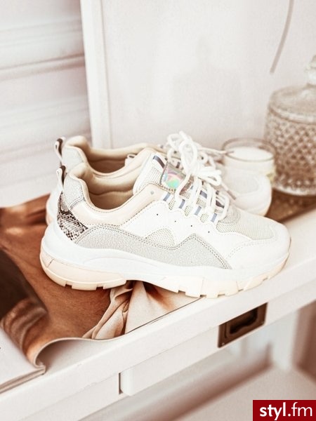 Oryginalnie zdobione buty sportowe, idealne do wiosennych stylizacji. Zdobienie w postaci wężowego wzoru oraz szarej mozaiki nadaje im niepowtarzalnego charakteru. https://roseboutique.pl/ - Sportowe Buty Moda