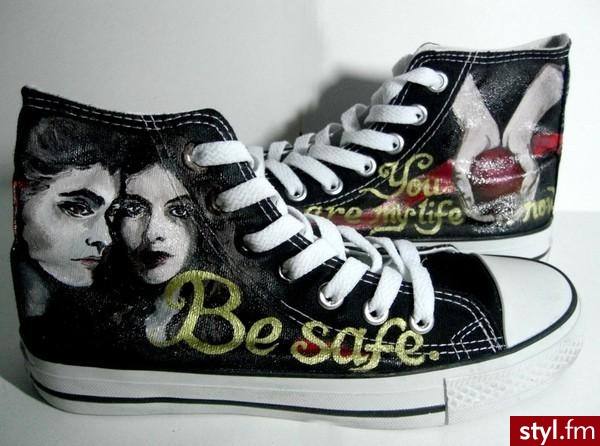 No to może butki z Edziem ??
Converse twighlight hand made xD - Pozostałe Buty Moda
