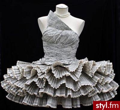 Ekologiczna sukienka wykonana z gazety - dzieło Jolisa Paonsa, studenta Herron School Of Art&Design. - Pozostałe Ciuchy Moda