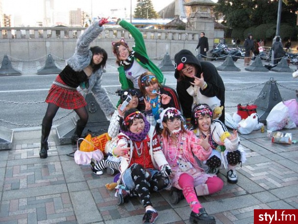 Harajuku girls. : D bosko! mimo ze jest duzo rushu to mi sie podoba - Moda uliczna Inne Moda