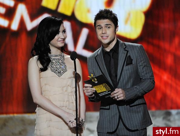 Demi Lovato - 2009 American Music Awards - Arrivals - Moda uliczna Inne Moda