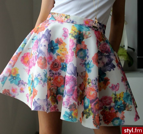 Średnie Spódnice Moda