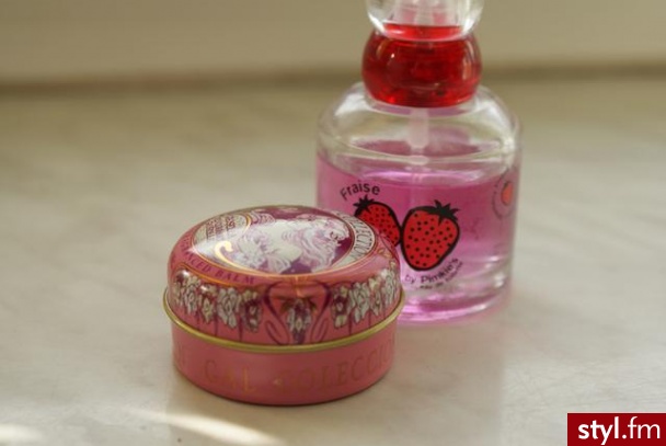 Z zasobów własnych. ;) Porzeczkowa wazelina do ust (bardzo podoba mi się jej opakowanie, stylizowane na vintage;) oraz truskawkowe perfumy. - Misz-masz