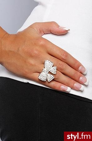 pierścionek kokardka firmy the Extras - 24$ - Pozostałe Dodatki Moda