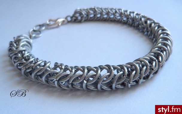Bransoletka wykonana technika chainmaille ,która polega na łączeniu pojedynczych ogniw w różnego rodzaju sploty :)Bransoletka o efektownym splocie , dł.21,5cm z regulacją do 24cm :)Grubość ok.1cm.
nr.B259
http://www.bizuteriasb.pl/pl/p/Meska-chainmai - Bransoletki Biżuteria Moda