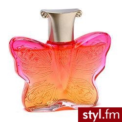 Perfuma od Anna Sui - Sui Love w oryginalnej buteleczce która skrywa zapachy: bukietu włoskich fiołków, kwitnącej pomarańczy, lilii wodnej, egipskiego jaśminu, płatków białej róży, tuberozy i różowego pieprzu. - Gadżety Inne Moda