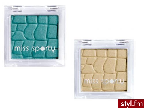 Cienie Miss Sporty Studio Colour mono. Na całą powiekę nanieś beżowy cień, a po zewnętrznej stronie połóż cień szmaragdowy. Linię graniczną delikatnie rozetrzyj pędzelkiem. - Misz-masz