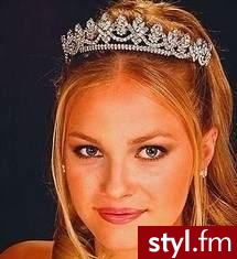 fryzura ślubne. Fryzury ślubne, wieczorowe. fryzura ślubne - Internetowy Katalog Fryzur IKF.com.pl, propozycje fryzur na każdą okazję np. fryzury foto - Ślubne Średnie Fryzury