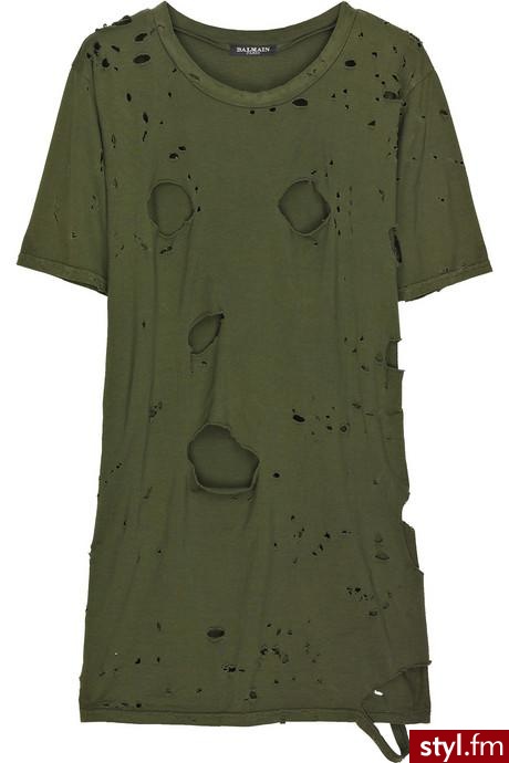 Bawełniany t-shirt. Bawełniany t-shirt. Balmain posiada w swojej ofercie zupełnie prosty, bawełniany t-shirt ozdobiony modnymi rozdarciami. Dom mody wycenił ten model na, bagatela, 1 625$. - Pozostałe Ciuchy Moda