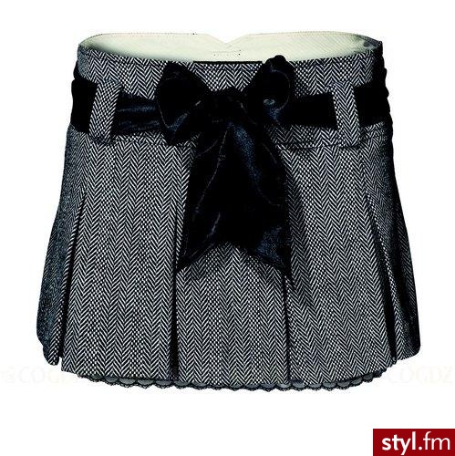 Spódnica - Amisu. Minispódniczka z nowej, jesienno-zimowej kolekcji Amisu. W jodełkę, z szerokimi plisami, podszewką z ozdobną lamówką i szeroką, wiązaną w kokardę wstążką w pasie. Kupisz w sieci sklepów New Yorker. - Pozostałe Ciuchy Moda