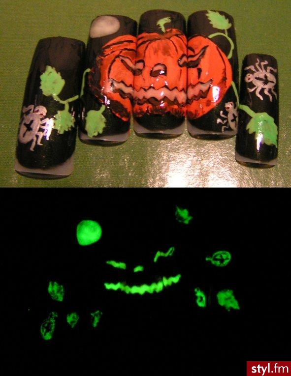 hallowinowa dynia. dynia robiona farbkami swiecacymiw ciemności :)
1 obrazek w swietle lampki
2 ten sam po zgaszeniu lampki - Paznokcie