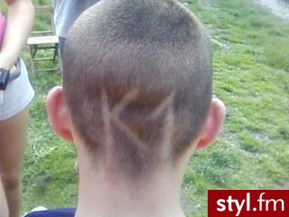 Te fryzury robimy z nudów u kolegi w garażu.. lepiej robic takie coś niż przesiadywać w parku na ławce hehe i chlać... - Średnie Męskie Fryzury