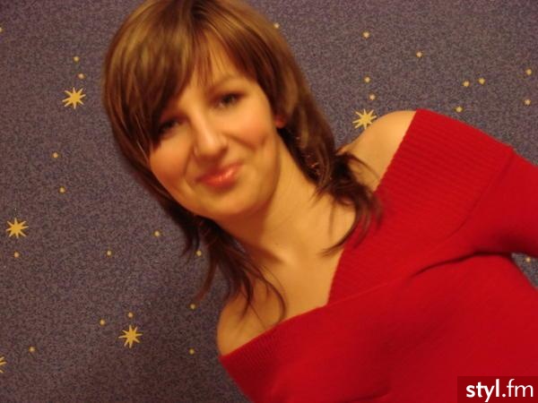 Rozjasniane pasemka na blond i  rudy. Ostre ciecie na calej czuprynce. - Średnie Fryzury