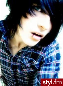 Andy SixXx (BvB). http://pl.wikipedia.org/wiki/Emo - EMO Alternatywne Średnie Fryzury