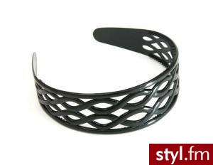 ROZMIARY

    * jeden rozmiar 

sprawdź swój rozmiar
	KOLORY

    * Czarny 

WZORY

    * Figury Geometryczne 

	MATERIAŁY:*plastik

Szeroka, ażurowa opaska na włosy. Wykonana z czarnego plastiku. Pasuje do okularów w stylu retro. Do kupien - Nakrycia głowy Dodatki Moda
