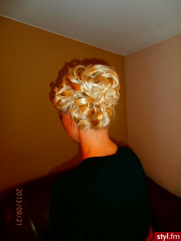 Blond Upięcie Kręcone Wieczorowe Średnie Fryzury