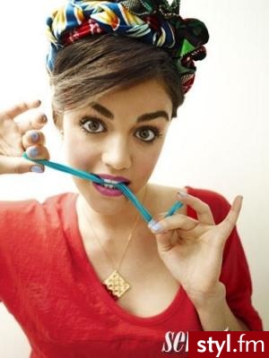 Lucy Hale - Nakrycia głowy Dodatki Moda