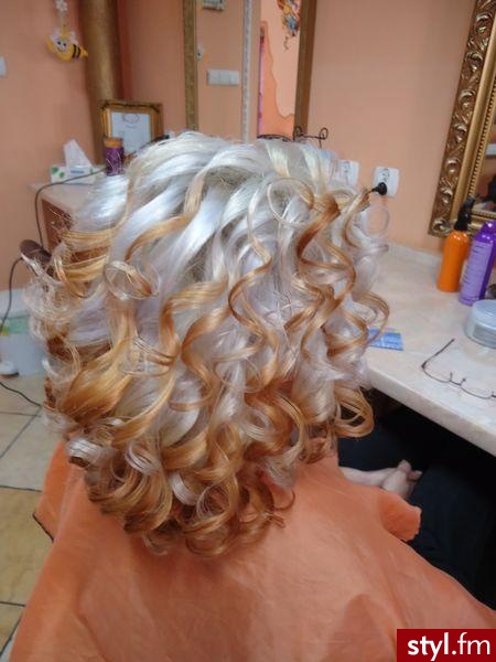 Blond Rozpuszczone Proste Wieczorowe Średnie Fryzury