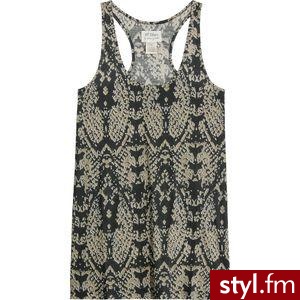Koszulka,która mnie osobiscie się nie podoba. na plecach ma wycięcia,które dają jej miano bokserki. - Pozostałe Ciuchy Moda