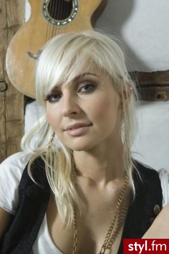 . - Średnie Fryzury
