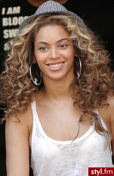 piękna Beyonce i boski uśmiech! :)) - Kręcone Na co dzień Średnie Fryzury