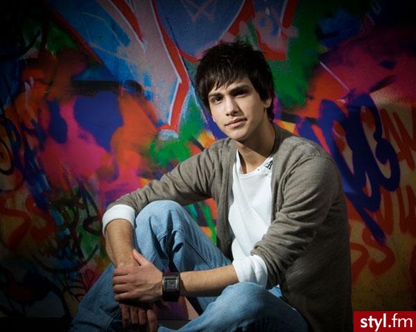 Luke Pasqualino - Średnie Męskie Fryzury