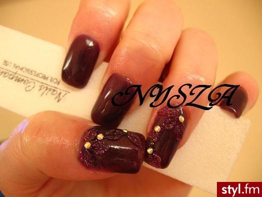 mataliczny violet + zdobienie akryl - Paznokcie