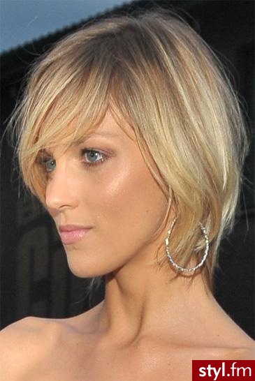 Anja Rubik to obecnie odnosząca największe międzynarodowe sukcesy polska modelka.Podobno zdjęcia dodają około 5 kilo. Wyobraźcie sobie zatem, jak Anja wygląda w rzeczywistości... - Krótkie Fryzury