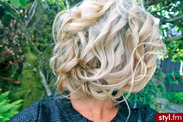 Blond Upięcie Kręcone Wieczorowe Średnie Fryzury