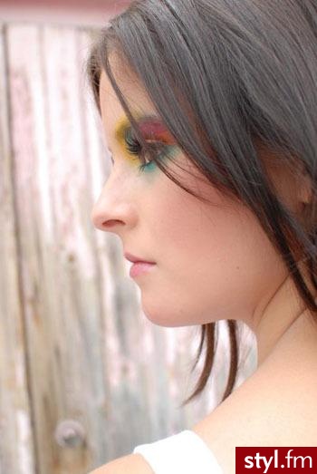 cienie ´mono couleur´nr. 13, 11, 14 od CLARINS; turkusowy cien z paletki ARTDECO; blyszczyk z seri ´gloss appeal´nr.6 od CLARINS; Maskara ´lash architect-carbon od L´OREAL PARIS; Podklad ´TRUE MATCH´nr.C3 rowniez od L´OREAL PARIS - Makijaże