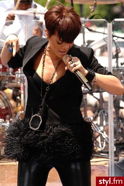 Rihanna Performs On CBS "The Early Show" - Moda uliczna Inne Moda