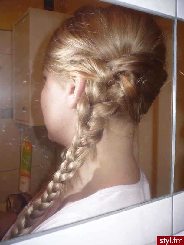 Blond Warkocze Proste Wieczorowe Średnie Fryzury