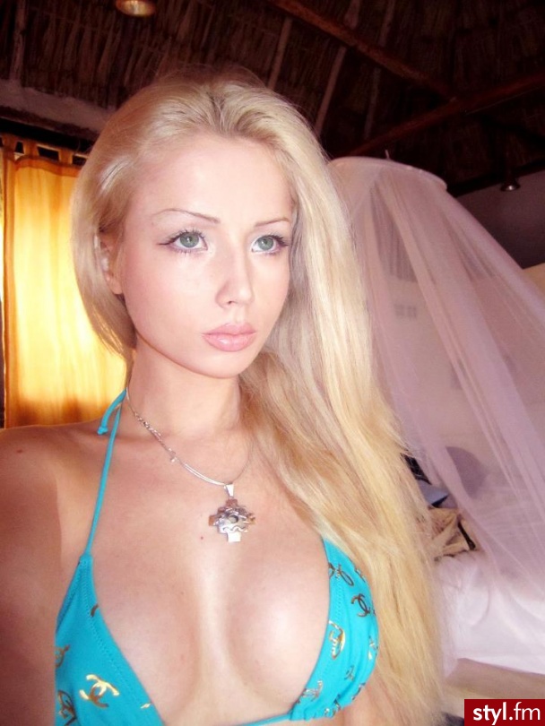 ta dziewczyna wygląda jak lalka barbie, ma nawet talię lalek - Blond Rozpuszczone Proste Na co dzień Długie Fryzury