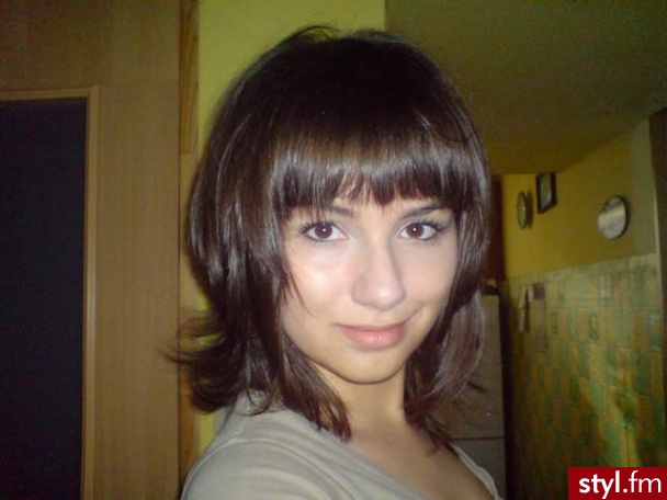 dobre ścięcie nadaje twarzy charakterek:) - Średnie Fryzury
