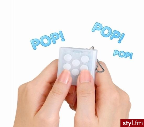 Breloczek Puchi-Puchi ( po japońsku POP-POP ) zbudowany jest z ośmiu gumowych przycisków, które idealnie symulują w dotyku prawdziwą folię bąbelkową a po zgnieceniu wydają odpowiedni, tak pożądany przez „maniaków” dźwięk. Dodatkowo, co pewien czas, wydają - Gadżety Inne Moda