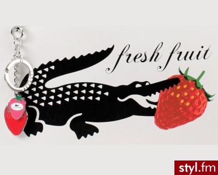 Logo marki Lacoste jest bardzo charakterystyczne. Na torbie z limitowanej serii Fresh Fruit pojawiło się nowe oblicze krokodyla.Torbę można kupić w internetowym sklepie LUISAVIAROMA. Kosztuje 75 euro. - Pozostałe Torebki Moda