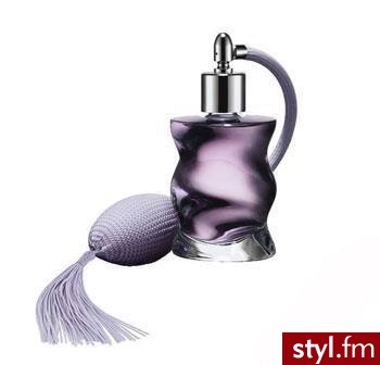 perfumy Grace <3 Urocza kompozycja rozpoczyna się uwodzicielskimi nutami drogocennych przypraw. W jej sercu rozkwitają indyjskie jaśminy, aksamitne fiołki i różowe goździki. Olejek wetiwerowy i drewno kaszmirowe stanowią luksusową ramę tego zapachu. - Misz-masz