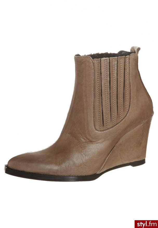 Taupage Botki na koturnie beżowy - Botki Buty Moda