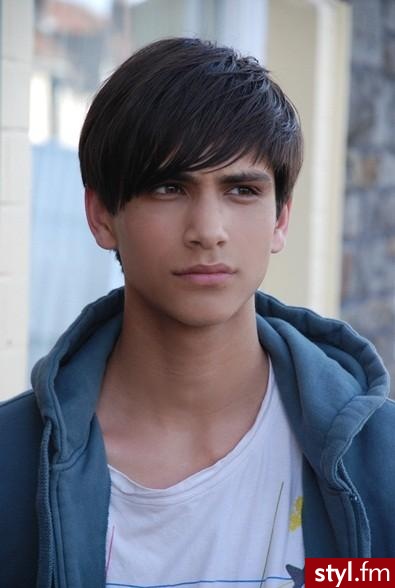 luke pasqualino(SKINS) - Średnie Męskie Fryzury