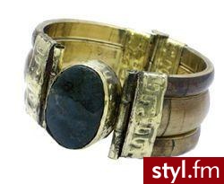 Bransoleta - ozdobny kajdan.
Modna ciekawa bransoleta na każdą okazję. Bransoleta szerokości 3cm wykonana z kości i dużego kamienia, okutych w metal. Bransoleta posiada ciekawe, ozdobne zapięcie. Całość w bardzo ciekawym, efektownym nowoczesnym stylu. - Pozostałe Dodatki Moda