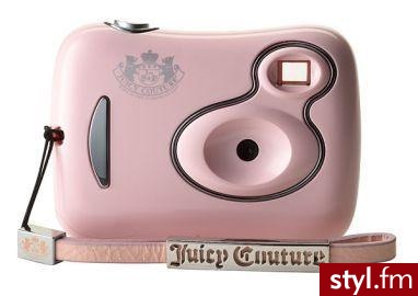Malutki, cyfrowy aparat fotograficzny Juicy Couture to gadżet niezbyt zaawansowany technicznie, jednak całkowicie zaspokoi potrzeby przeciętnej nastolatki. - Gadżety Inne Moda
