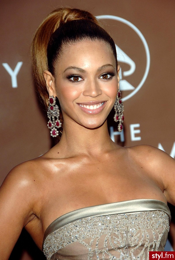 Beyonce i jej przepiękne kolczyki!!!! - Pozostałe Dodatki Moda