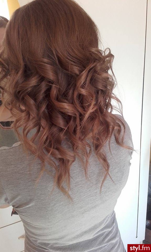 Blond Rozpuszczone Kręcone Wieczorowe Średnie Fryzury