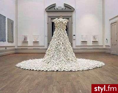 sukienka z 1400 bialych rekawieczek - Pozostałe Ciuchy Moda